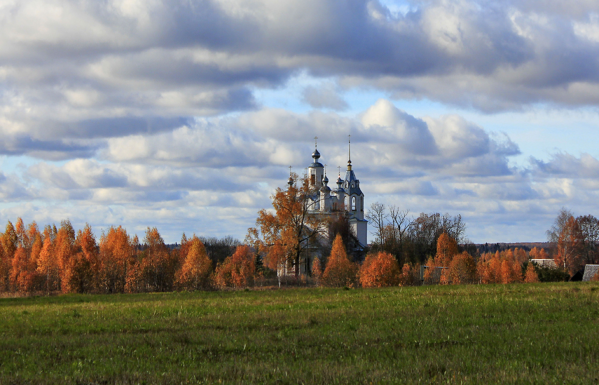 Осень в деревне храм